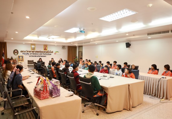 ภาพกิจกรรม  คณะวิทยาศาสตร์และเทคโนโลยี มหาวิทยาลัยราชภัฏกำแพงเพชร ให้การต้อนรับผู้รับบริหารสถานศึกษา คณะครู บุคลากรทางการศึกษา และนักเรียน จากโรงเรียนสหวิทยาคมในการนำนักเรียนออกค่ายเรียนรู้แหล่งเรียนรู้นอกสถานที่