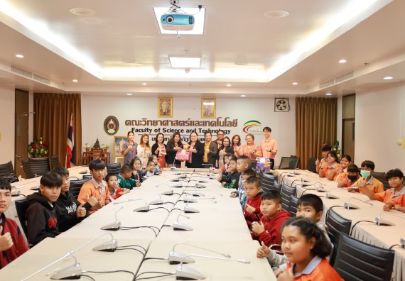 ภาพกิจกรรม  คณะวิทยาศาสตร์และเทคโนโลยี มหาวิทยาลัยราชภัฏกำแพงเพชร ให้การต้อนรับผู้รับบริหารสถานศึกษา คณะครู บุคลากรทางการศึกษา และนักเรียน จากโรงเรียนสหวิทยาคมในการนำนักเรียนออกค่ายเรียนรู้แหล่งเรียนรู้นอกสถานที่