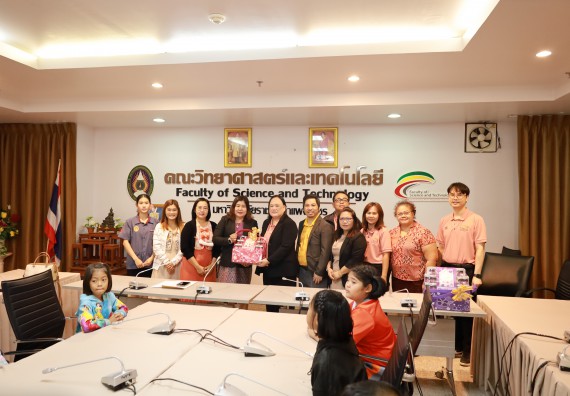 ภาพกิจกรรม  คณะวิทยาศาสตร์และเทคโนโลยี มหาวิทยาลัยราชภัฏกำแพงเพชร ให้การต้อนรับผู้รับบริหารสถานศึกษา คณะครู บุคลากรทางการศึกษา และนักเรียน จากโรงเรียนสหวิทยาคมในการนำนักเรียนออกค่ายเรียนรู้แหล่งเรียนรู้นอกสถานที่