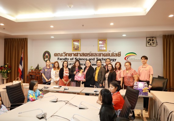 ภาพกิจกรรม  คณะวิทยาศาสตร์และเทคโนโลยี มหาวิทยาลัยราชภัฏกำแพงเพชร ให้การต้อนรับผู้รับบริหารสถานศึกษา คณะครู บุคลากรทางการศึกษา และนักเรียน จากโรงเรียนสหวิทยาคมในการนำนักเรียนออกค่ายเรียนรู้แหล่งเรียนรู้นอกสถานที่