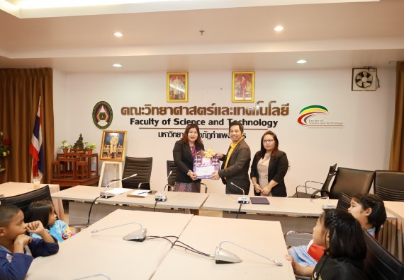 ภาพกิจกรรม  คณะวิทยาศาสตร์และเทคโนโลยี มหาวิทยาลัยราชภัฏกำแพงเพชร ให้การต้อนรับผู้รับบริหารสถานศึกษา คณะครู บุคลากรทางการศึกษา และนักเรียน จากโรงเรียนสหวิทยาคมในการนำนักเรียนออกค่ายเรียนรู้แหล่งเรียนรู้นอกสถานที่