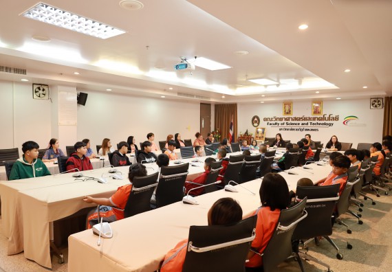 ภาพกิจกรรม  คณะวิทยาศาสตร์และเทคโนโลยี มหาวิทยาลัยราชภัฏกำแพงเพชร ให้การต้อนรับผู้รับบริหารสถานศึกษา คณะครู บุคลากรทางการศึกษา และนักเรียน จากโรงเรียนสหวิทยาคมในการนำนักเรียนออกค่ายเรียนรู้แหล่งเรียนรู้นอกสถานที่