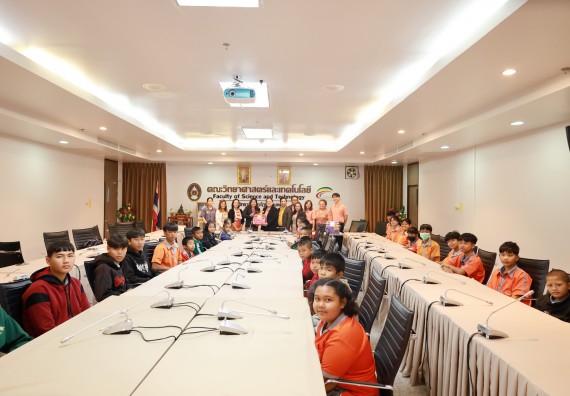 ภาพกิจกรรม  คณะวิทยาศาสตร์และเทคโนโลยี มหาวิทยาลัยราชภัฏกำแพงเพชร ให้การต้อนรับผู้รับบริหารสถานศึกษา คณะครู บุคลากรทางการศึกษา และนักเรียน จากโรงเรียนสหวิทยาคมในการนำนักเรียนออกค่ายเรียนรู้แหล่งเรียนรู้นอกสถานที่