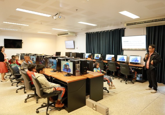 ภาพกิจกรรม  คณะวิทยาศาสตร์และเทคโนโลยี มหาวิทยาลัยราชภัฏกำแพงเพชร ให้การต้อนรับผู้รับบริหารสถานศึกษา คณะครู บุคลากรทางการศึกษา และนักเรียน จากโรงเรียนสหวิทยาคมในการนำนักเรียนออกค่ายเรียนรู้แหล่งเรียนรู้นอกสถานที่