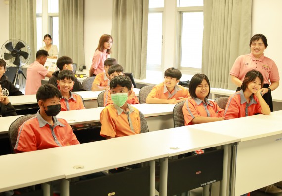 ภาพกิจกรรม  คณะวิทยาศาสตร์และเทคโนโลยี มหาวิทยาลัยราชภัฏกำแพงเพชร ให้การต้อนรับผู้รับบริหารสถานศึกษา คณะครู บุคลากรทางการศึกษา และนักเรียน จากโรงเรียนสหวิทยาคมในการนำนักเรียนออกค่ายเรียนรู้แหล่งเรียนรู้นอกสถานที่