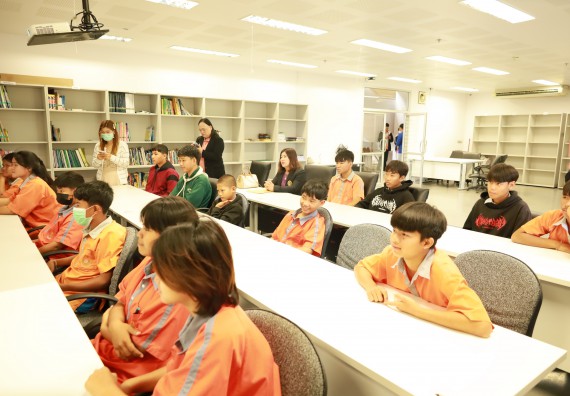 ภาพกิจกรรม  คณะวิทยาศาสตร์และเทคโนโลยี มหาวิทยาลัยราชภัฏกำแพงเพชร ให้การต้อนรับผู้รับบริหารสถานศึกษา คณะครู บุคลากรทางการศึกษา และนักเรียน จากโรงเรียนสหวิทยาคมในการนำนักเรียนออกค่ายเรียนรู้แหล่งเรียนรู้นอกสถานที่