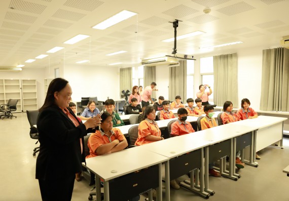 ภาพกิจกรรม  คณะวิทยาศาสตร์และเทคโนโลยี มหาวิทยาลัยราชภัฏกำแพงเพชร ให้การต้อนรับผู้รับบริหารสถานศึกษา คณะครู บุคลากรทางการศึกษา และนักเรียน จากโรงเรียนสหวิทยาคมในการนำนักเรียนออกค่ายเรียนรู้แหล่งเรียนรู้นอกสถานที่