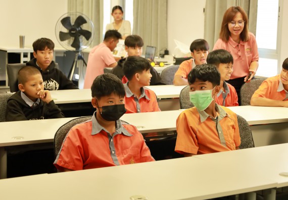 ภาพกิจกรรม  คณะวิทยาศาสตร์และเทคโนโลยี มหาวิทยาลัยราชภัฏกำแพงเพชร ให้การต้อนรับผู้รับบริหารสถานศึกษา คณะครู บุคลากรทางการศึกษา และนักเรียน จากโรงเรียนสหวิทยาคมในการนำนักเรียนออกค่ายเรียนรู้แหล่งเรียนรู้นอกสถานที่