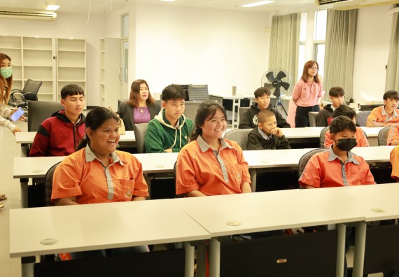 ภาพกิจกรรม  คณะวิทยาศาสตร์และเทคโนโลยี มหาวิทยาลัยราชภัฏกำแพงเพชร ให้การต้อนรับผู้รับบริหารสถานศึกษา คณะครู บุคลากรทางการศึกษา และนักเรียน จากโรงเรียนสหวิทยาคมในการนำนักเรียนออกค่ายเรียนรู้แหล่งเรียนรู้นอกสถานที่