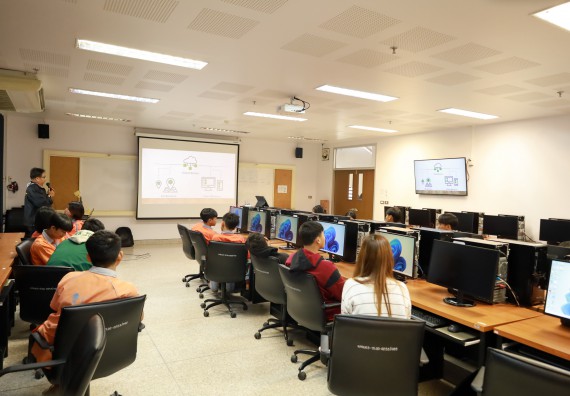 ภาพกิจกรรม  คณะวิทยาศาสตร์และเทคโนโลยี มหาวิทยาลัยราชภัฏกำแพงเพชร ให้การต้อนรับผู้รับบริหารสถานศึกษา คณะครู บุคลากรทางการศึกษา และนักเรียน จากโรงเรียนสหวิทยาคมในการนำนักเรียนออกค่ายเรียนรู้แหล่งเรียนรู้นอกสถานที่