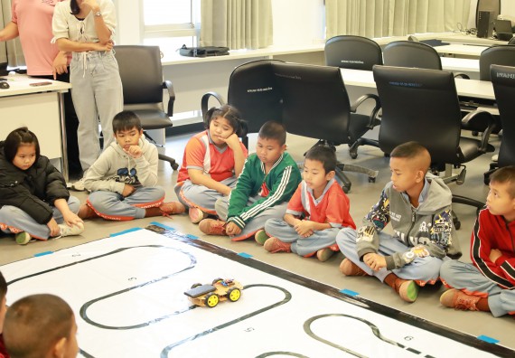 ภาพกิจกรรม  คณะวิทยาศาสตร์และเทคโนโลยี มหาวิทยาลัยราชภัฏกำแพงเพชร ให้การต้อนรับผู้รับบริหารสถานศึกษา คณะครู บุคลากรทางการศึกษา และนักเรียน จากโรงเรียนสหวิทยาคมในการนำนักเรียนออกค่ายเรียนรู้แหล่งเรียนรู้นอกสถานที่