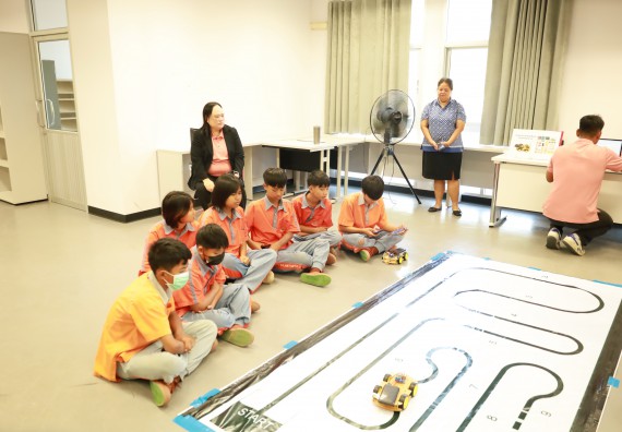 ภาพกิจกรรม  คณะวิทยาศาสตร์และเทคโนโลยี มหาวิทยาลัยราชภัฏกำแพงเพชร ให้การต้อนรับผู้รับบริหารสถานศึกษา คณะครู บุคลากรทางการศึกษา และนักเรียน จากโรงเรียนสหวิทยาคมในการนำนักเรียนออกค่ายเรียนรู้แหล่งเรียนรู้นอกสถานที่