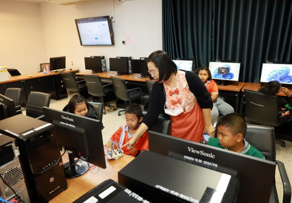 ภาพกิจกรรม  คณะวิทยาศาสตร์และเทคโนโลยี มหาวิทยาลัยราชภัฏกำแพงเพชร ให้การต้อนรับผู้รับบริหารสถานศึกษา คณะครู บุคลากรทางการศึกษา และนักเรียน จากโรงเรียนสหวิทยาคมในการนำนักเรียนออกค่ายเรียนรู้แหล่งเรียนรู้นอกสถานที่