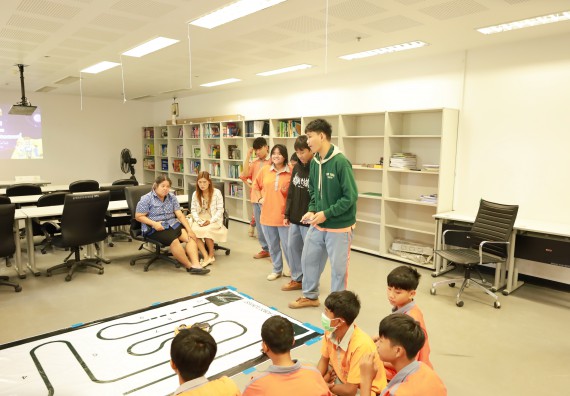 ภาพกิจกรรม  คณะวิทยาศาสตร์และเทคโนโลยี มหาวิทยาลัยราชภัฏกำแพงเพชร ให้การต้อนรับผู้รับบริหารสถานศึกษา คณะครู บุคลากรทางการศึกษา และนักเรียน จากโรงเรียนสหวิทยาคมในการนำนักเรียนออกค่ายเรียนรู้แหล่งเรียนรู้นอกสถานที่