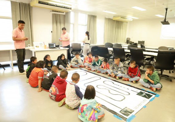 ภาพกิจกรรม  คณะวิทยาศาสตร์และเทคโนโลยี มหาวิทยาลัยราชภัฏกำแพงเพชร ให้การต้อนรับผู้รับบริหารสถานศึกษา คณะครู บุคลากรทางการศึกษา และนักเรียน จากโรงเรียนสหวิทยาคมในการนำนักเรียนออกค่ายเรียนรู้แหล่งเรียนรู้นอกสถานที่