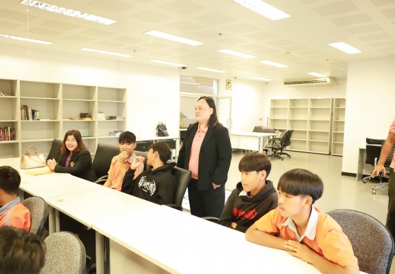 ภาพกิจกรรม  คณะวิทยาศาสตร์และเทคโนโลยี มหาวิทยาลัยราชภัฏกำแพงเพชร ให้การต้อนรับผู้รับบริหารสถานศึกษา คณะครู บุคลากรทางการศึกษา และนักเรียน จากโรงเรียนสหวิทยาคมในการนำนักเรียนออกค่ายเรียนรู้แหล่งเรียนรู้นอกสถานที่