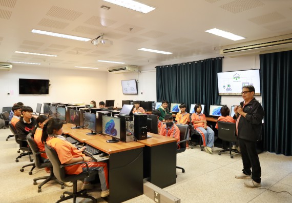 ภาพกิจกรรม  คณะวิทยาศาสตร์และเทคโนโลยี มหาวิทยาลัยราชภัฏกำแพงเพชร ให้การต้อนรับผู้รับบริหารสถานศึกษา คณะครู บุคลากรทางการศึกษา และนักเรียน จากโรงเรียนสหวิทยาคมในการนำนักเรียนออกค่ายเรียนรู้แหล่งเรียนรู้นอกสถานที่