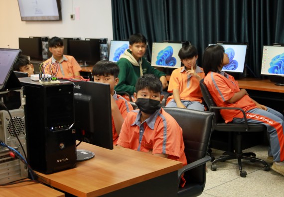 ภาพกิจกรรม  คณะวิทยาศาสตร์และเทคโนโลยี มหาวิทยาลัยราชภัฏกำแพงเพชร ให้การต้อนรับผู้รับบริหารสถานศึกษา คณะครู บุคลากรทางการศึกษา และนักเรียน จากโรงเรียนสหวิทยาคมในการนำนักเรียนออกค่ายเรียนรู้แหล่งเรียนรู้นอกสถานที่