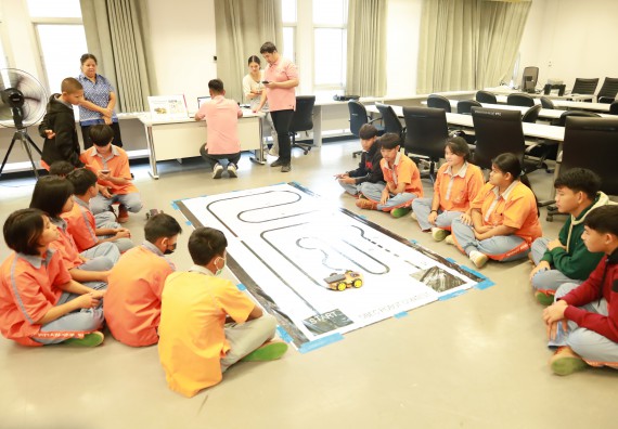 ภาพกิจกรรม  คณะวิทยาศาสตร์และเทคโนโลยี มหาวิทยาลัยราชภัฏกำแพงเพชร ให้การต้อนรับผู้รับบริหารสถานศึกษา คณะครู บุคลากรทางการศึกษา และนักเรียน จากโรงเรียนสหวิทยาคมในการนำนักเรียนออกค่ายเรียนรู้แหล่งเรียนรู้นอกสถานที่