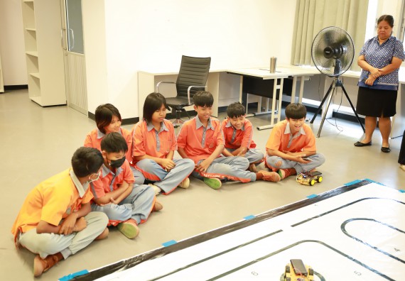 ภาพกิจกรรม  คณะวิทยาศาสตร์และเทคโนโลยี มหาวิทยาลัยราชภัฏกำแพงเพชร ให้การต้อนรับผู้รับบริหารสถานศึกษา คณะครู บุคลากรทางการศึกษา และนักเรียน จากโรงเรียนสหวิทยาคมในการนำนักเรียนออกค่ายเรียนรู้แหล่งเรียนรู้นอกสถานที่