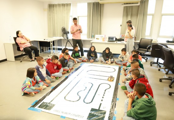 ภาพกิจกรรม  คณะวิทยาศาสตร์และเทคโนโลยี มหาวิทยาลัยราชภัฏกำแพงเพชร ให้การต้อนรับผู้รับบริหารสถานศึกษา คณะครู บุคลากรทางการศึกษา และนักเรียน จากโรงเรียนสหวิทยาคมในการนำนักเรียนออกค่ายเรียนรู้แหล่งเรียนรู้นอกสถานที่