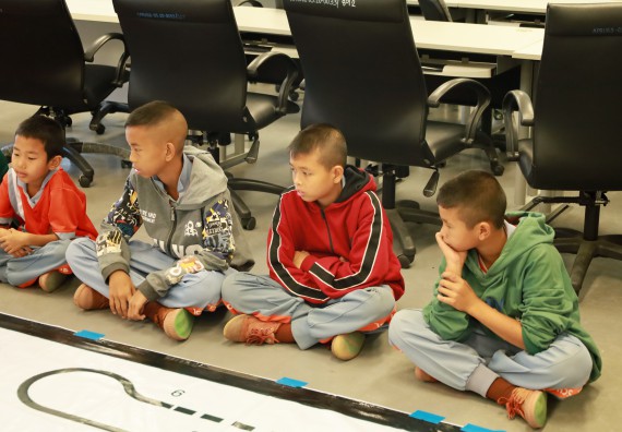 ภาพกิจกรรม  คณะวิทยาศาสตร์และเทคโนโลยี มหาวิทยาลัยราชภัฏกำแพงเพชร ให้การต้อนรับผู้รับบริหารสถานศึกษา คณะครู บุคลากรทางการศึกษา และนักเรียน จากโรงเรียนสหวิทยาคมในการนำนักเรียนออกค่ายเรียนรู้แหล่งเรียนรู้นอกสถานที่