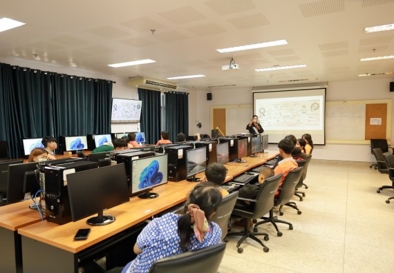 ภาพกิจกรรม  คณะวิทยาศาสตร์และเทคโนโลยี มหาวิทยาลัยราชภัฏกำแพงเพชร ให้การต้อนรับผู้รับบริหารสถานศึกษา คณะครู บุคลากรทางการศึกษา และนักเรียน จากโรงเรียนสหวิทยาคมในการนำนักเรียนออกค่ายเรียนรู้แหล่งเรียนรู้นอกสถานที่