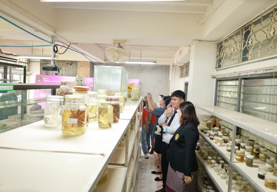 ภาพกิจกรรม  คณะวิทยาศาสตร์และเทคโนโลยี มหาวิทยาลัยราชภัฏกำแพงเพชร ให้การต้อนรับผู้รับบริหารสถานศึกษา คณะครู บุคลากรทางการศึกษา และนักเรียน จากโรงเรียนสหวิทยาคมในการนำนักเรียนออกค่ายเรียนรู้แหล่งเรียนรู้นอกสถานที่