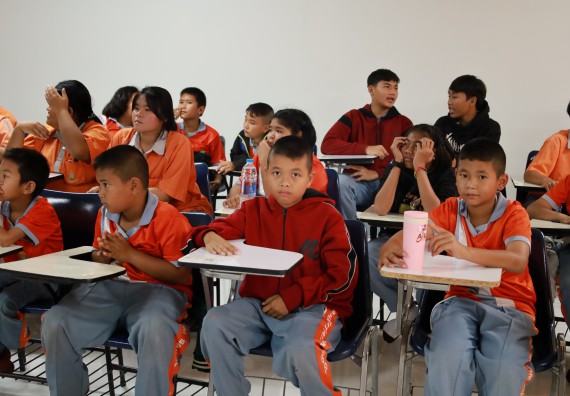 ภาพกิจกรรม  คณะวิทยาศาสตร์และเทคโนโลยี มหาวิทยาลัยราชภัฏกำแพงเพชร ให้การต้อนรับผู้รับบริหารสถานศึกษา คณะครู บุคลากรทางการศึกษา และนักเรียน จากโรงเรียนสหวิทยาคมในการนำนักเรียนออกค่ายเรียนรู้แหล่งเรียนรู้นอกสถานที่