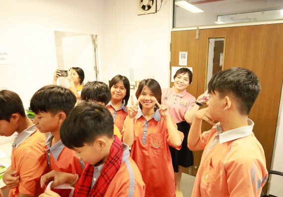 ภาพกิจกรรม  คณะวิทยาศาสตร์และเทคโนโลยี มหาวิทยาลัยราชภัฏกำแพงเพชร ให้การต้อนรับผู้รับบริหารสถานศึกษา คณะครู บุคลากรทางการศึกษา และนักเรียน จากโรงเรียนสหวิทยาคมในการนำนักเรียนออกค่ายเรียนรู้แหล่งเรียนรู้นอกสถานที่