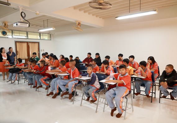 ภาพกิจกรรม  คณะวิทยาศาสตร์และเทคโนโลยี มหาวิทยาลัยราชภัฏกำแพงเพชร ให้การต้อนรับผู้รับบริหารสถานศึกษา คณะครู บุคลากรทางการศึกษา และนักเรียน จากโรงเรียนสหวิทยาคมในการนำนักเรียนออกค่ายเรียนรู้แหล่งเรียนรู้นอกสถานที่