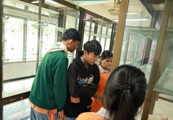 ภาพกิจกรรม  คณะวิทยาศาสตร์และเทคโนโลยี มหาวิทยาลัยราชภัฏกำแพงเพชร ให้การต้อนรับผู้รับบริหารสถานศึกษา คณะครู บุคลากรทางการศึกษา และนักเรียน จากโรงเรียนสหวิทยาคมในการนำนักเรียนออกค่ายเรียนรู้แหล่งเรียนรู้นอกสถานที่