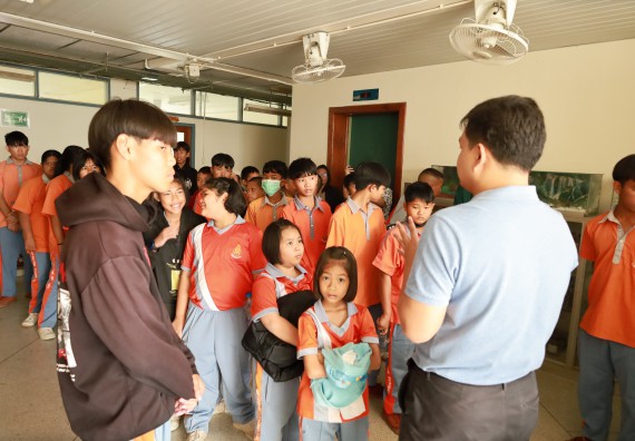 ภาพกิจกรรม  คณะวิทยาศาสตร์และเทคโนโลยี มหาวิทยาลัยราชภัฏกำแพงเพชร ให้การต้อนรับผู้รับบริหารสถานศึกษา คณะครู บุคลากรทางการศึกษา และนักเรียน จากโรงเรียนสหวิทยาคมในการนำนักเรียนออกค่ายเรียนรู้แหล่งเรียนรู้นอกสถานที่