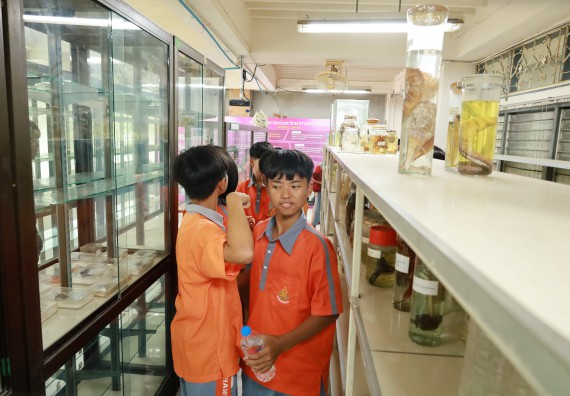 ภาพกิจกรรม  คณะวิทยาศาสตร์และเทคโนโลยี มหาวิทยาลัยราชภัฏกำแพงเพชร ให้การต้อนรับผู้รับบริหารสถานศึกษา คณะครู บุคลากรทางการศึกษา และนักเรียน จากโรงเรียนสหวิทยาคมในการนำนักเรียนออกค่ายเรียนรู้แหล่งเรียนรู้นอกสถานที่