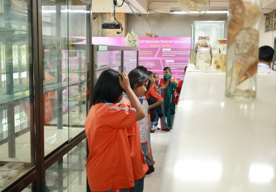 ภาพกิจกรรม  คณะวิทยาศาสตร์และเทคโนโลยี มหาวิทยาลัยราชภัฏกำแพงเพชร ให้การต้อนรับผู้รับบริหารสถานศึกษา คณะครู บุคลากรทางการศึกษา และนักเรียน จากโรงเรียนสหวิทยาคมในการนำนักเรียนออกค่ายเรียนรู้แหล่งเรียนรู้นอกสถานที่