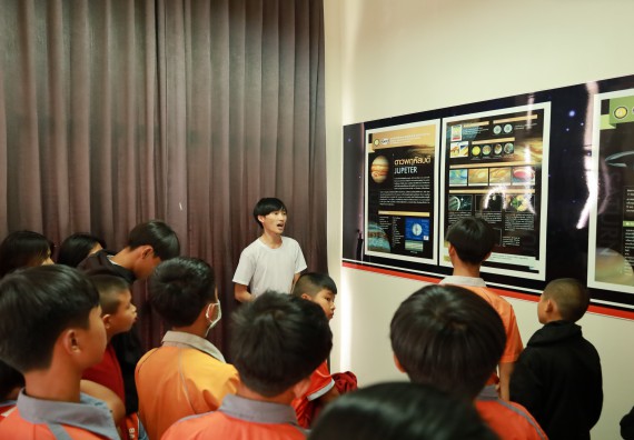 ภาพกิจกรรม  คณะวิทยาศาสตร์และเทคโนโลยี มหาวิทยาลัยราชภัฏกำแพงเพชร ให้การต้อนรับผู้รับบริหารสถานศึกษา คณะครู บุคลากรทางการศึกษา และนักเรียน จากโรงเรียนสหวิทยาคมในการนำนักเรียนออกค่ายเรียนรู้แหล่งเรียนรู้นอกสถานที่