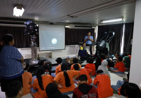 ภาพกิจกรรม  คณะวิทยาศาสตร์และเทคโนโลยี มหาวิทยาลัยราชภัฏกำแพงเพชร ให้การต้อนรับผู้รับบริหารสถานศึกษา คณะครู บุคลากรทางการศึกษา และนักเรียน จากโรงเรียนสหวิทยาคมในการนำนักเรียนออกค่ายเรียนรู้แหล่งเรียนรู้นอกสถานที่