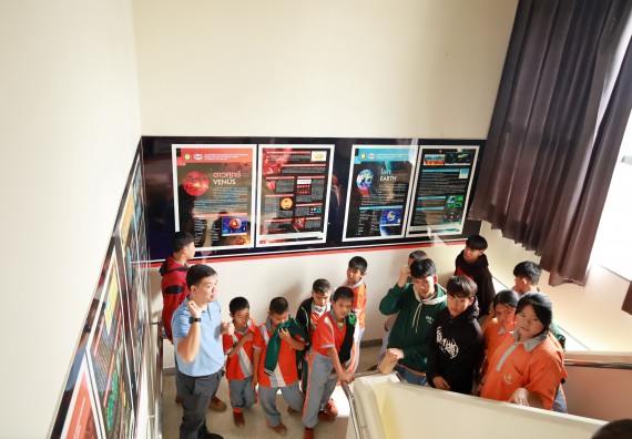 ภาพกิจกรรม  คณะวิทยาศาสตร์และเทคโนโลยี มหาวิทยาลัยราชภัฏกำแพงเพชร ให้การต้อนรับผู้รับบริหารสถานศึกษา คณะครู บุคลากรทางการศึกษา และนักเรียน จากโรงเรียนสหวิทยาคมในการนำนักเรียนออกค่ายเรียนรู้แหล่งเรียนรู้นอกสถานที่