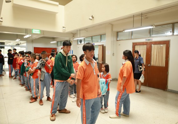 ภาพกิจกรรม  คณะวิทยาศาสตร์และเทคโนโลยี มหาวิทยาลัยราชภัฏกำแพงเพชร ให้การต้อนรับผู้รับบริหารสถานศึกษา คณะครู บุคลากรทางการศึกษา และนักเรียน จากโรงเรียนสหวิทยาคมในการนำนักเรียนออกค่ายเรียนรู้แหล่งเรียนรู้นอกสถานที่