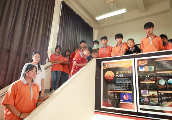 ภาพกิจกรรม  คณะวิทยาศาสตร์และเทคโนโลยี มหาวิทยาลัยราชภัฏกำแพงเพชร ให้การต้อนรับผู้รับบริหารสถานศึกษา คณะครู บุคลากรทางการศึกษา และนักเรียน จากโรงเรียนสหวิทยาคมในการนำนักเรียนออกค่ายเรียนรู้แหล่งเรียนรู้นอกสถานที่