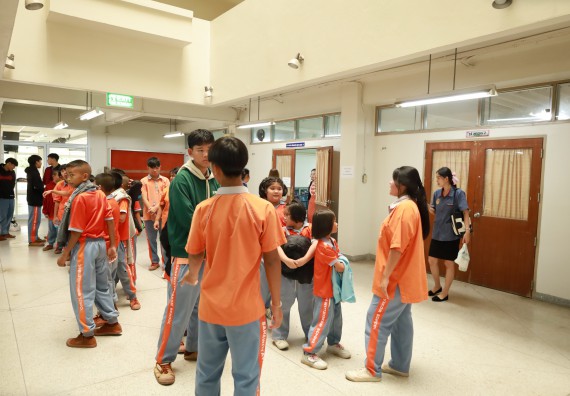 ภาพกิจกรรม  คณะวิทยาศาสตร์และเทคโนโลยี มหาวิทยาลัยราชภัฏกำแพงเพชร ให้การต้อนรับผู้รับบริหารสถานศึกษา คณะครู บุคลากรทางการศึกษา และนักเรียน จากโรงเรียนสหวิทยาคมในการนำนักเรียนออกค่ายเรียนรู้แหล่งเรียนรู้นอกสถานที่