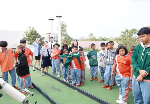 ภาพกิจกรรม  คณะวิทยาศาสตร์และเทคโนโลยี มหาวิทยาลัยราชภัฏกำแพงเพชร ให้การต้อนรับผู้รับบริหารสถานศึกษา คณะครู บุคลากรทางการศึกษา และนักเรียน จากโรงเรียนสหวิทยาคมในการนำนักเรียนออกค่ายเรียนรู้แหล่งเรียนรู้นอกสถานที่