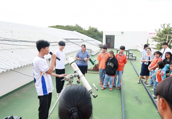 ภาพกิจกรรม  คณะวิทยาศาสตร์และเทคโนโลยี มหาวิทยาลัยราชภัฏกำแพงเพชร ให้การต้อนรับผู้รับบริหารสถานศึกษา คณะครู บุคลากรทางการศึกษา และนักเรียน จากโรงเรียนสหวิทยาคมในการนำนักเรียนออกค่ายเรียนรู้แหล่งเรียนรู้นอกสถานที่