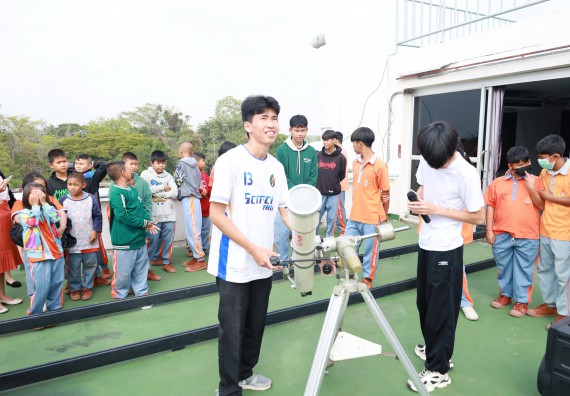 ภาพกิจกรรม  คณะวิทยาศาสตร์และเทคโนโลยี มหาวิทยาลัยราชภัฏกำแพงเพชร ให้การต้อนรับผู้รับบริหารสถานศึกษา คณะครู บุคลากรทางการศึกษา และนักเรียน จากโรงเรียนสหวิทยาคมในการนำนักเรียนออกค่ายเรียนรู้แหล่งเรียนรู้นอกสถานที่