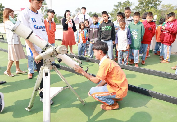 ภาพกิจกรรม  คณะวิทยาศาสตร์และเทคโนโลยี มหาวิทยาลัยราชภัฏกำแพงเพชร ให้การต้อนรับผู้รับบริหารสถานศึกษา คณะครู บุคลากรทางการศึกษา และนักเรียน จากโรงเรียนสหวิทยาคมในการนำนักเรียนออกค่ายเรียนรู้แหล่งเรียนรู้นอกสถานที่