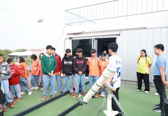 ภาพกิจกรรม  คณะวิทยาศาสตร์และเทคโนโลยี มหาวิทยาลัยราชภัฏกำแพงเพชร ให้การต้อนรับผู้รับบริหารสถานศึกษา คณะครู บุคลากรทางการศึกษา และนักเรียน จากโรงเรียนสหวิทยาคมในการนำนักเรียนออกค่ายเรียนรู้แหล่งเรียนรู้นอกสถานที่