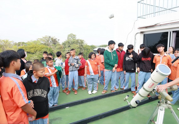 ภาพกิจกรรม  คณะวิทยาศาสตร์และเทคโนโลยี มหาวิทยาลัยราชภัฏกำแพงเพชร ให้การต้อนรับผู้รับบริหารสถานศึกษา คณะครู บุคลากรทางการศึกษา และนักเรียน จากโรงเรียนสหวิทยาคมในการนำนักเรียนออกค่ายเรียนรู้แหล่งเรียนรู้นอกสถานที่