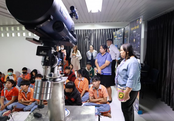 ภาพกิจกรรม  คณะวิทยาศาสตร์และเทคโนโลยี มหาวิทยาลัยราชภัฏกำแพงเพชร ให้การต้อนรับผู้รับบริหารสถานศึกษา คณะครู บุคลากรทางการศึกษา และนักเรียน จากโรงเรียนสหวิทยาคมในการนำนักเรียนออกค่ายเรียนรู้แหล่งเรียนรู้นอกสถานที่