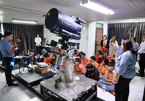 ภาพกิจกรรม  คณะวิทยาศาสตร์และเทคโนโลยี มหาวิทยาลัยราชภัฏกำแพงเพชร ให้การต้อนรับผู้รับบริหารสถานศึกษา คณะครู บุคลากรทางการศึกษา และนักเรียน จากโรงเรียนสหวิทยาคมในการนำนักเรียนออกค่ายเรียนรู้แหล่งเรียนรู้นอกสถานที่