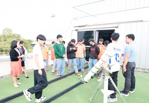 ภาพกิจกรรม  คณะวิทยาศาสตร์และเทคโนโลยี มหาวิทยาลัยราชภัฏกำแพงเพชร ให้การต้อนรับผู้รับบริหารสถานศึกษา คณะครู บุคลากรทางการศึกษา และนักเรียน จากโรงเรียนสหวิทยาคมในการนำนักเรียนออกค่ายเรียนรู้แหล่งเรียนรู้นอกสถานที่